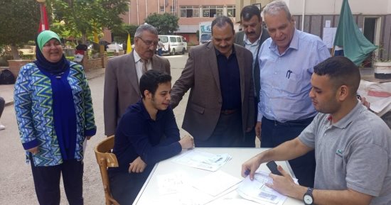 نائب رئيس جامعة بنها يتابع تسكين الطلاب بالمدينة الجامعية.. صور