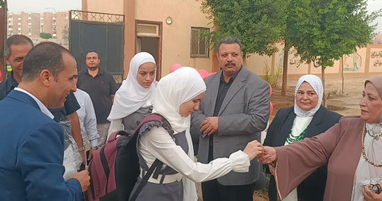 توزيع أقلام وأعلام مصر على الطالبات فى أول يوم دراسة بالمنوفية.. صور  
