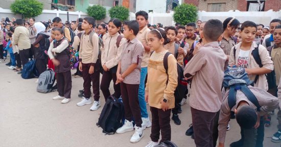 انتظام الطلاب مع انطلاق العام الدراسى الجديد في مدارس الدقهلية.. صور