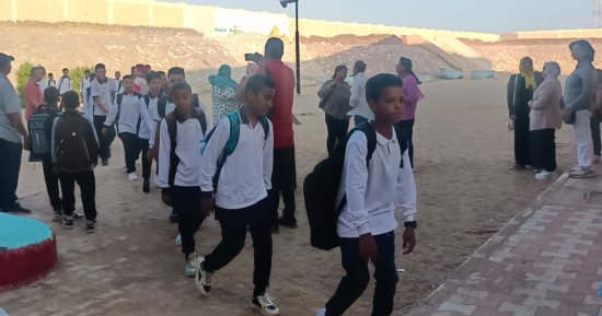 مدارس البحر الأحمر تستقبل طلاب الصفوف الأولى فى أول أيام العام الدراسى.. صور 