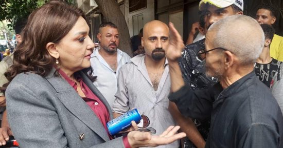 جميلة إسماعيل تجرى جولة تفقدية لأعمال توثيق توكيلات دعم مرشحى الرئاسة