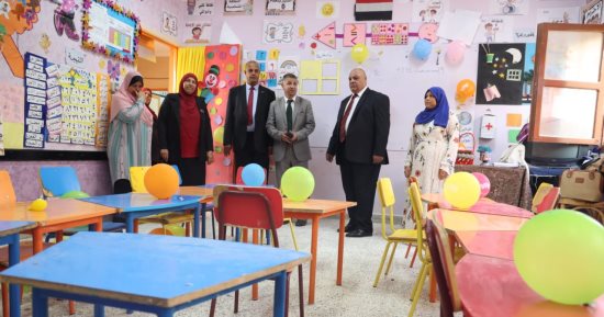 بالبالونات والشيكولاتة.. مدارس الوادى الجديد تستقبل تلاميذها فى أول يوم دراسى