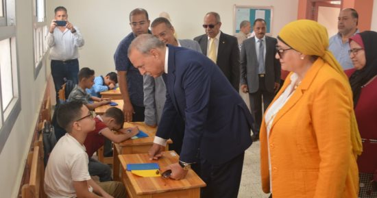محافظ القليوبية يشهد طابور الصباح وتحية العلم فى أول يوم دراسى للعام الجديد.. صور