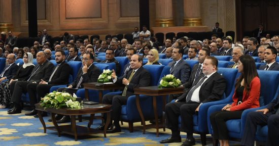 خلال استعراض إنجازات قطاعى الزراعة والاتصالات بمؤتمر "حكاية وطن".. الرئيس السيسى: الدولة تبذل مجهودات ضخمة لإضافة 4 ملايين فدان للأراضي الزراعية خلال عامين.. وحجم الطلب على قطاع الاتصالات والتكنولوجيا كبير