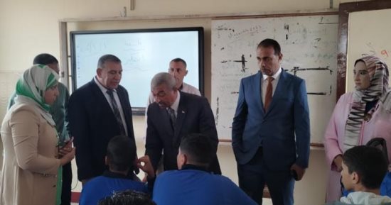 محافظ الإسماعيلية يتابع انتظام سير العملية التعليمية فى أول أيام العام الدراسى