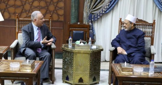 شيخ الأزهر يستقبل سفير مصر لدى بنجلاديش ويُوصِيه بأمر مهم.. التفاصيل