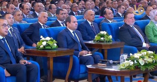 الرئيس السيسي يشاهد عرضا عن إنجازات وزارة الصحة خلال 9 سنوات