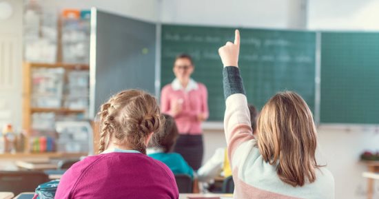أبراج تشعر بالفرح والسعادة خلال الدراسة.. عاشقون للكتابة والقراءة