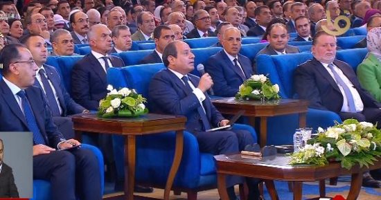 الرئيس السيسي: أحيانا يضع البعض قواعد صارمة تعطلنا عن رعاية الأطفال بأسر بديلة