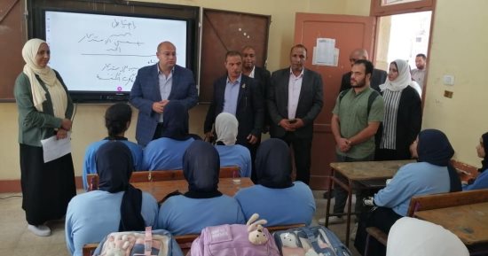 نائب محافظ الجيزة يوجه باستمرار شن حملات النظافة بمحيط المدارس 