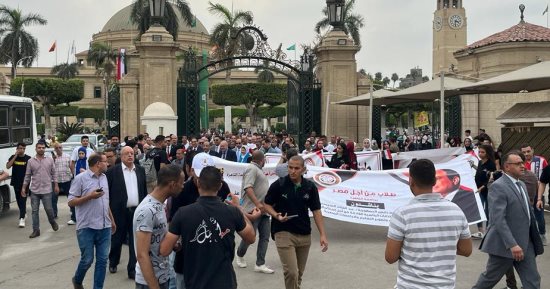 مسيرة لآلاف الأكاديميين بجامعة القاهرة احتفالا بأكتوبر ومطالبة الرئيس بالترشح.. صور