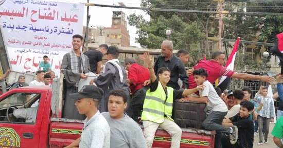 مسيرات تجوب شوارع المنصورة احتفالا بنصر أكتوبر ومطالبة السيسي بالترشح.. صور