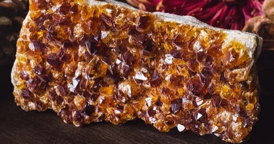 4 أحجار كريمة يمكن ارتدائها فى فصل الخريف.. منها حجر القرفة