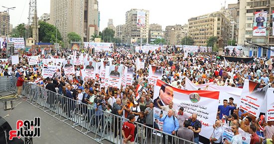 وصول مسيرة جامعة القاهرة ميدان الجلاء لمطالبة السيسي بالترشح فى الانتخابات