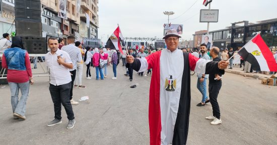 كبير مشجعى منتخب مصر يشارك باحتفالية نصر أكتوبر وتأييد السيسي فى طنطا.. صور