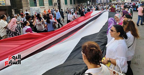 70 مترًا.. أطول علم لمصر فى مسيرات دعم الرئيس السيسى بالإسكندرية.. صور