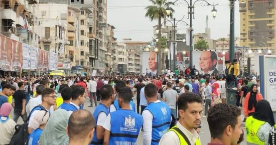 مسيرة حاشدة لأهالى دمياط للاحتفال بنصر أكتوبر ومطالبة السيسي بالترشح.. صور