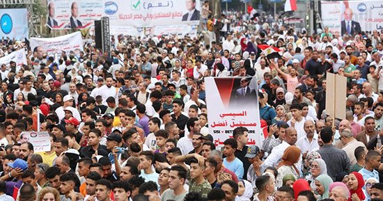 تزايد أعداد الجماهير فى ميدان الجلاء لمطالبة السيسى بالترشح لانتخابات الرئاسة