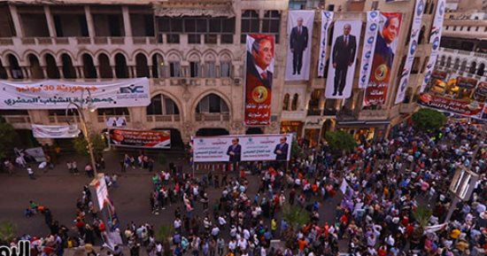 توافد آلاف المواطنين على ميدان الكوربة للاحتفال بنصر أكتوبر والمطالبة بترشيح الرئيس السيسى