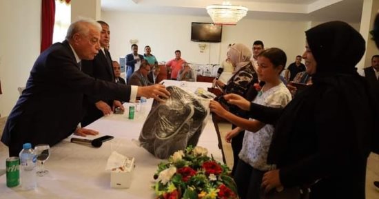 محافظ جنوب سيناء يوزع ملابس مدرسية ومواد غذائية على 175 أسرة