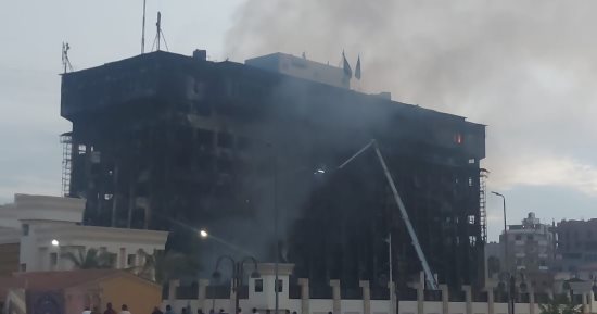 إجراء عمليات تبريد لموقع حريق مديرية أمن الإسماعيلية بعد السيطرة على النيران