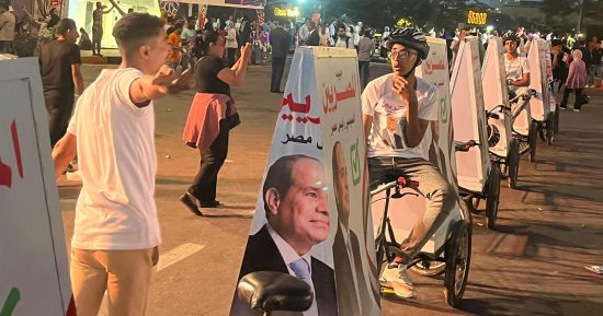 مسيرة بالدراجات تجوب ميدان الجلاء بلافتات "السيسي حبيب المصريين" لدعم الرئيس