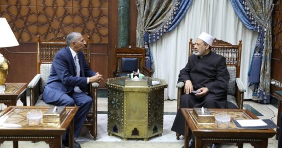 شيخ الأزهر يستقبل سفير مصر لدى الفاتيكان ويبعث رسالة إلى البابا فرنسيس