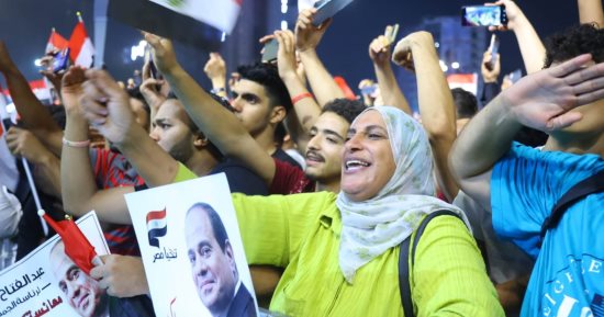الجماهير بميدان الجلاء يرحبون بإعلان الرئيس السيسى للترشح.. بالزغاريد والهتافات