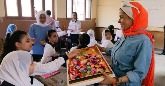 توزيع هدايا وورود على طلاب المدارس بالقليوبية بعد انتظام العام الدراسى.. صور
