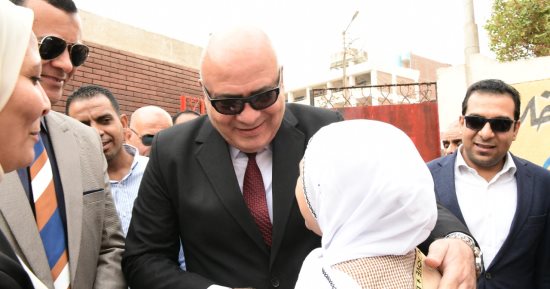 محافظ قنا يتفقد مدارس نجع حمادي للاطمئنان على انتظام العملية التعليمية