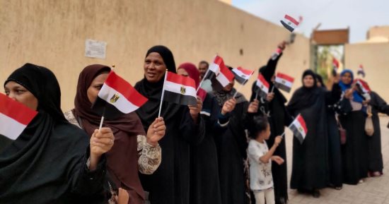 أهالى الأقصر يتوافدون على الشهر العقارى لتحرير توكيلات انتخابات الرئاسة.. صور