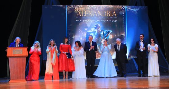 افتتاح مبهج لمهرجان الإسكندرية السينمائى.. محمود حميدة يسلم إلهام شاهين درع تكريمها وعلم الدورة الـ39 ويقبّل يدها.. تكريم خالد زكى ومدحت صالح وحنان مطاوع.. وليلى علوى تسلم "كوستاس فيرس" درع تكريمه.. صور