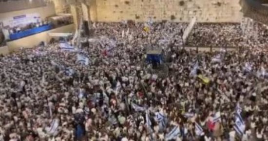 العالم هذا الصباح.. مستوطنون إسرائيليون متطرفون يهاجمون بلدة جالود جنوب نابلس.. شرطة النمسا تبدأ تحويل منزل هتلر إلى مركز شرطي لوقف تمجيده.. سوريا: هجوم إسرائيلي على مواقع للجيش فى دير الزور
