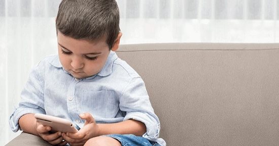 عودة المدارس.. إزاي تبعد طفلك عن الموبايل وقت المذاكرة؟