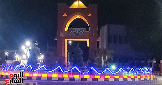 العمل بروح الفريق حتى الثالثة فجرا.. مدينة موط التاريخية بالوادى الجديد تستعيد بريقها بمنظومة إنارة فريدة.. رئيس مركز الداخلة: هدفنا التطوير الشامل وتقديم خدمة تليق بالمواطن.. قريبا ستكون المدنية بلا عشوائيات