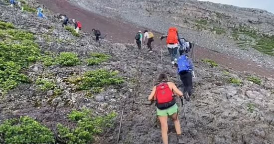 العالم هذا المساء.. مسافر يوثق مغامرته بتسلق قمة جبل فوجى باليابان.. 4 قتلى بإطلاق نار بمركز تجارى فى العاصمة التايلاندية بانكوك.. ومصرع 37 شخصا على الأقل إثر انفجار فى مصفاة نفط جنوب نيجيريا.. صور وفيديو
