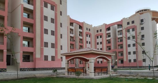 وزير الإسكان يتابع موقف المشروعات السكنية والخدمية بمدينة قنا الجديدة 