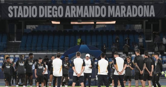 جماهير نابولى تهاجم مقر الريال بالشماريخ قبل قمة دورى أبطال أوروبا.. فيديو