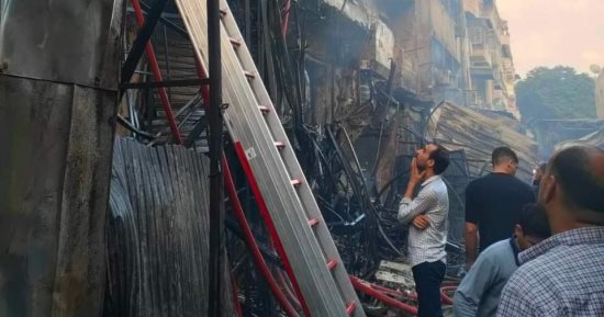 معاينة حريق اشتعل بالسوق التجارى في السيدة زينب بالقاهرة.. صور