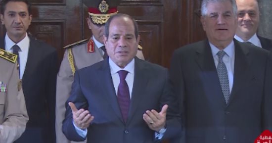 الرئيس السيسي يضع إكليلا من الزهور على النصب التذكاري لشهداء القوات المسلحة