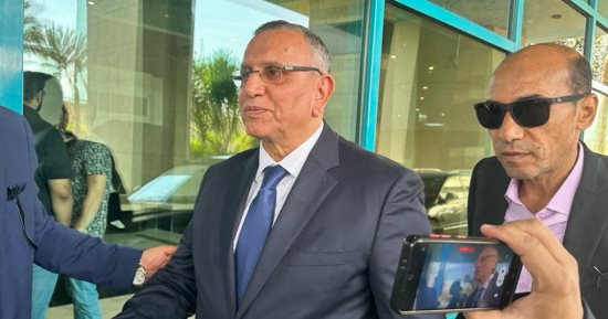  عبد السند يمامة يصل المستشفى لتوقيع الكشف الطبى.. صور