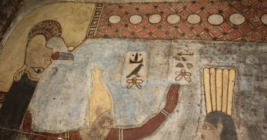 أعمال تنظيف الجزء الأخير من سقف معبد إسنا تظهر المزيد من ألوانه الأصلية