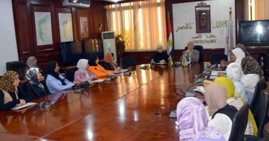محافظ الأقصر يلتقى عددا من المكلفات بالخدمة العامة قبل توزيعهم