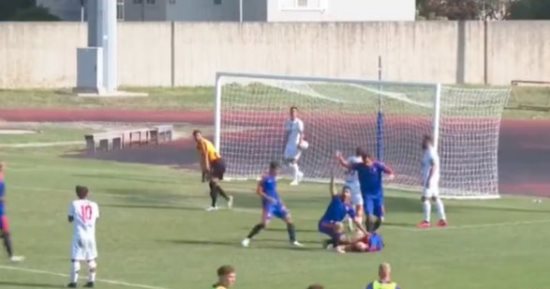 لاعب يفقد الوعى لحظة تسجيل هدف رائع بإحدى مباريات إيطاليا..فيديو