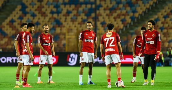 مباراة الاهلي .. لاعبو الأحمر يجرون عملية الإحماء قبل لقاء إنبي