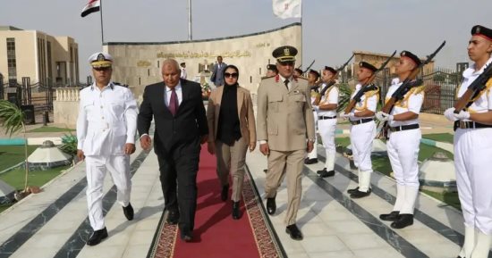 محافظ الوادي الجديد يضع إكليلًا من الزهور على النُصب التذكاري لشهداء القوات المسلحة