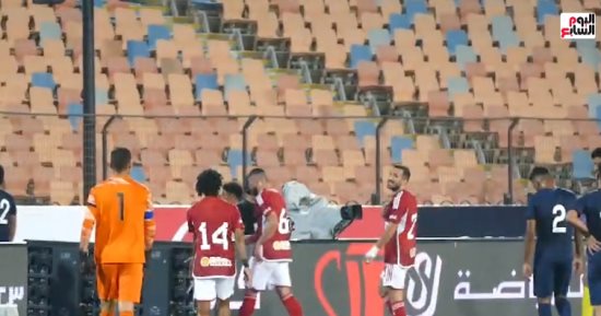 شاهد.. حوار خاص بين على معلول وحسين الشحات فى مباراة الأهلى وإنبى