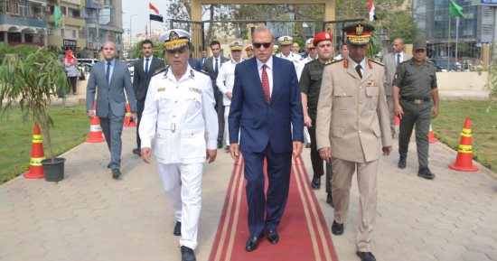 محافظ القليوبية يضع إكليل الزهور على النصب التذكارى لشهداء أكتوبر.. صور