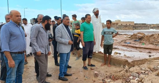 محافظ مطروح يتفقد المناطق المتضررة من السيول ويتابع تصريف المياه.. صور