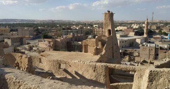 مدينة "شالى" جزء حى من التاريخ.. تقع فى قلب واحة سيوة.. بناها السيويون القدماء على تبة عالية قبل 800 سنة لحمايتهم من غارات الأعداء وقطاع الطرق.. ضربتها أمطار غزيرة عام 1926 فهجرها سكانها.. صور